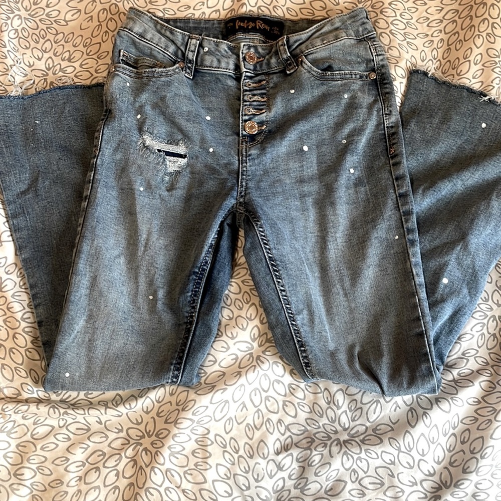 Super cute bell bottoms sadly they don’t fit me anymore :( sad to see them go.